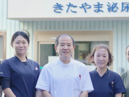 スタッフが並ぶ外観  