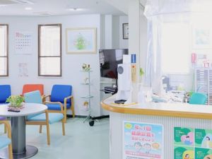 明るい受付と待合ロビー  