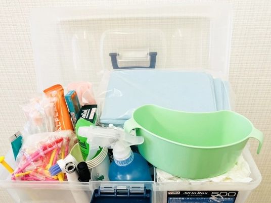 備品が並ぶ収納箱  