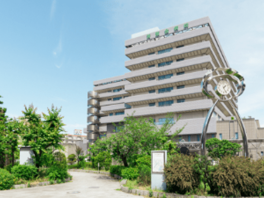 緑に囲まれた建物外観  