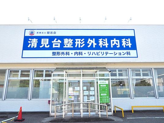 病院の正面玄関  