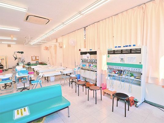 機能訓練室の明るい室内  