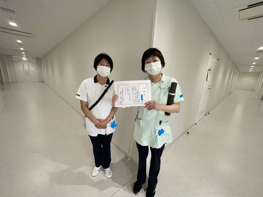 廊下で記念撮影する職員  