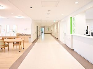 長い廊下とスタッフステーション
