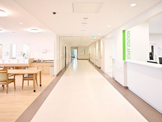 長い廊下とスタッフステーション
