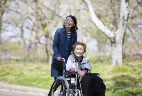車椅子の利用者とスタッフ