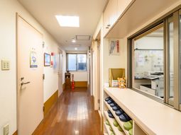 廊下と窓の外観