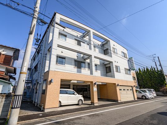明るい外観の建物
