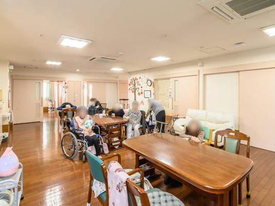 居室で過ごす人々