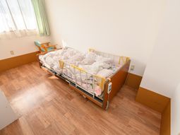 安全柵付きベッドの居室