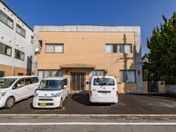 明るい外観の建物