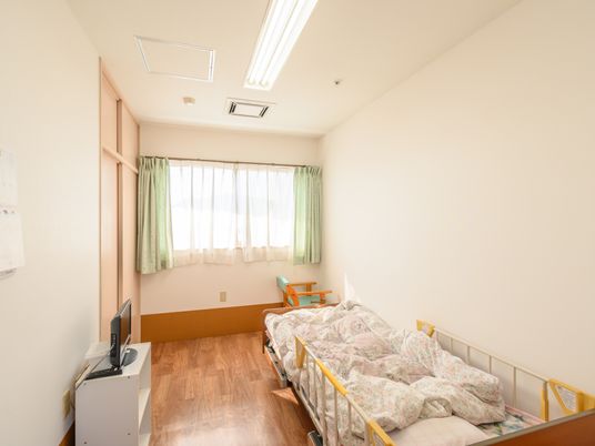 明るい個室の居室