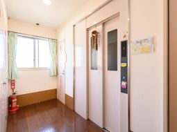 明るく清潔なエレベーターホール