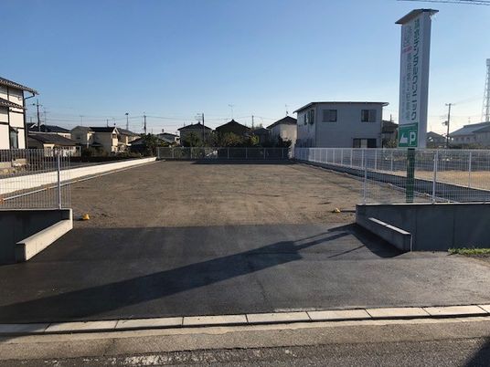 広い駐車場の外観  