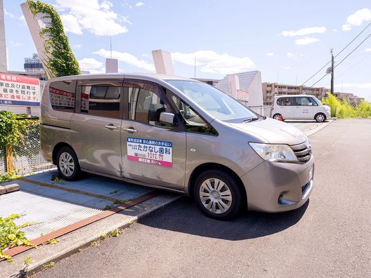 送迎車のある外観  