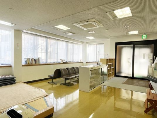 明るい待合ロビー  