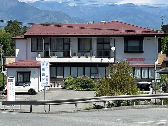 施設の外観と駐車場  