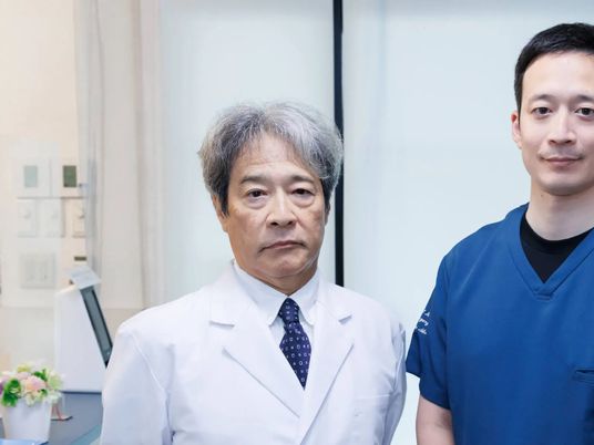 医師と職員の立ち姿  