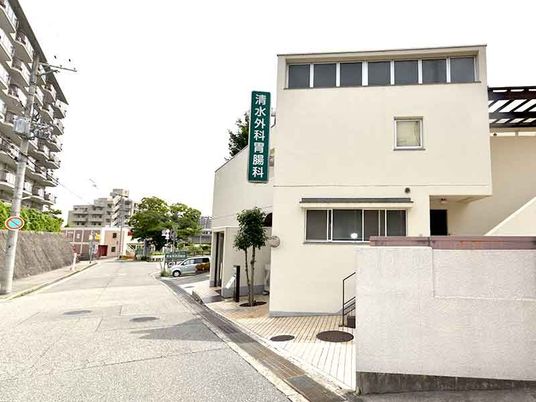 道路沿いの建物外観  