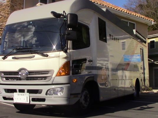 送迎車が停車する外観  