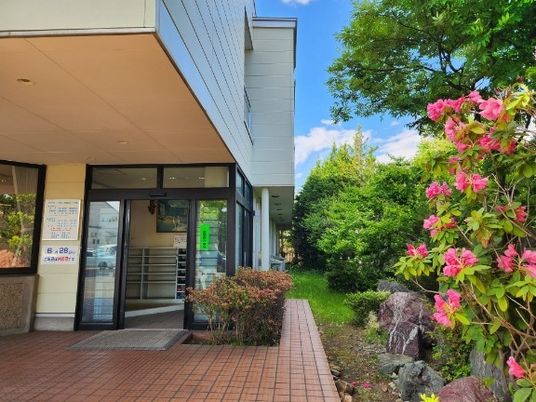 緑に囲まれた玄関前  