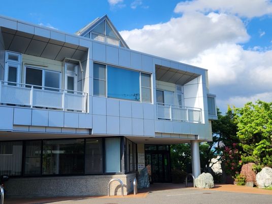 明るい外観の建物  