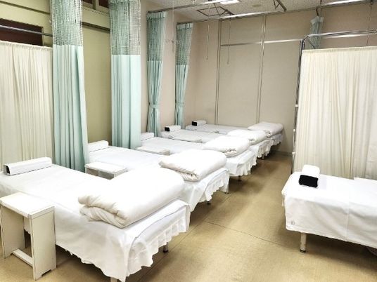 整列したベッドの部屋  