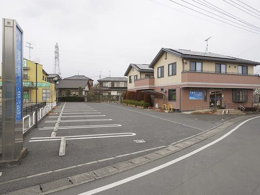 駐車場と建物の外観  