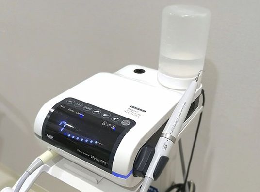 歯科機器のある室内  
