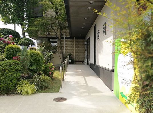 緑に囲まれた玄関前  