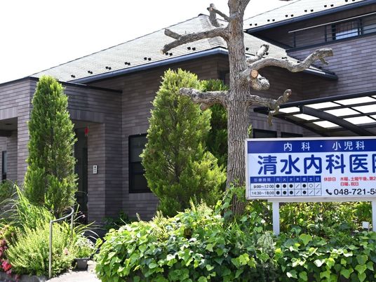 緑に囲まれた建物外観  