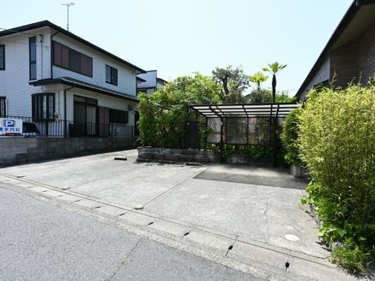 建物前の駐車スペース外観  