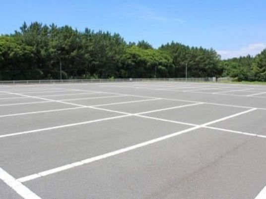 広い屋外の駐車場  