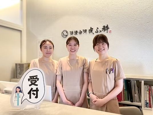 受付のスタッフ3名とカウンター  