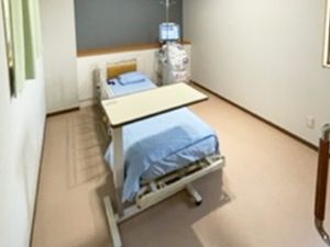 ベッドが並ぶ居室  