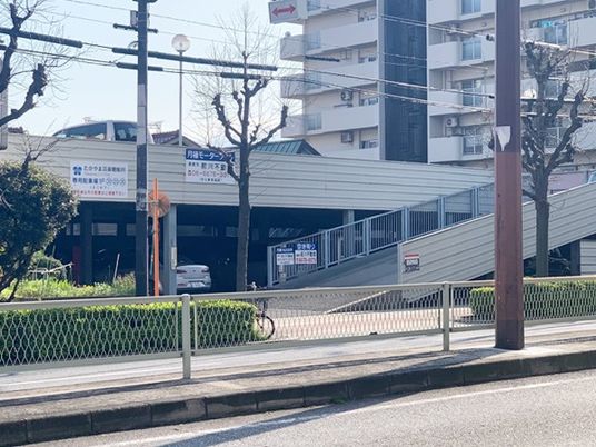 外観と駐車場の出入口  