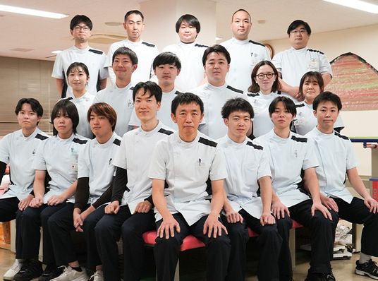 スタッフ集合の室内  