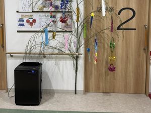 飾り付けのある診察室前  