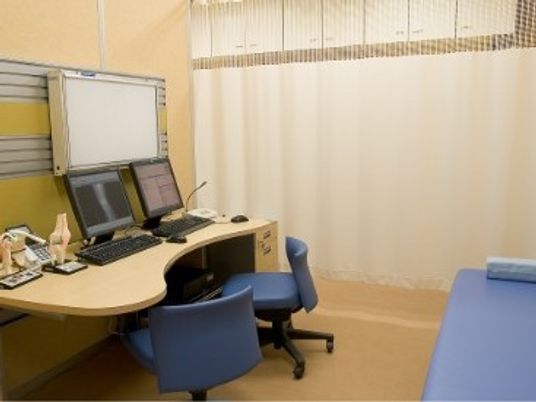 相談用のデスクがある部屋  