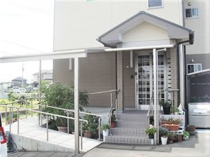 明るいエントランスの風景