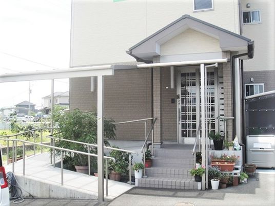 明るいエントランスの風景