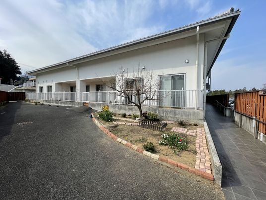 穏やかな外観の建物