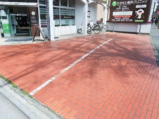 クリニック前の広い舗道  