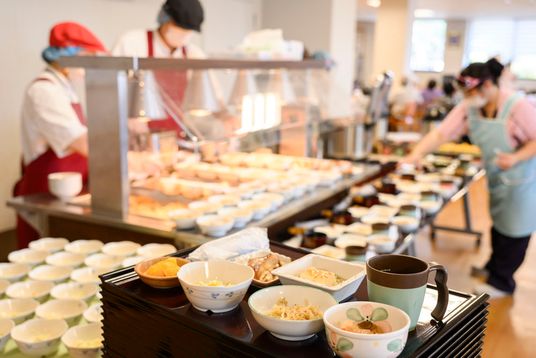 配膳係の様子食堂
