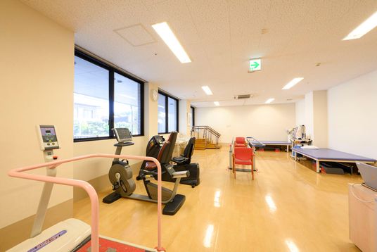 運動機器が揃う訓練室
