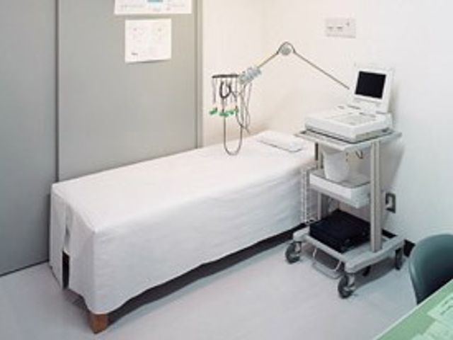 機能訓練室のベッド 機能訓練室   清潔感のある空間にベッドと医療機器が置かれています。落ち着いて対応しやすそうな環境です。