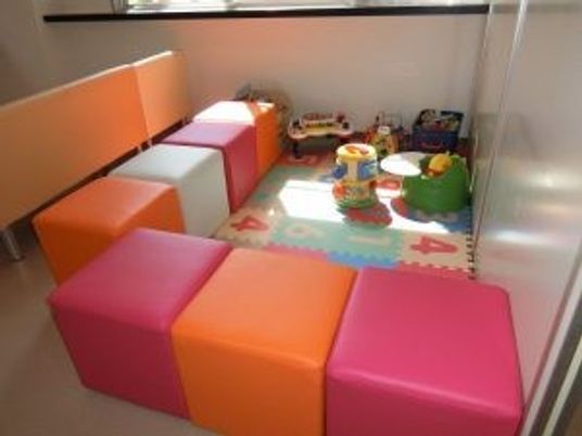 カラフルな遊具のある多目的室  