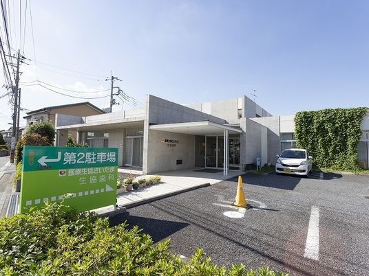 駐車場前の建物外観  