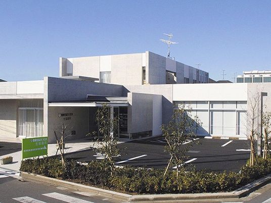 明るい建物の外観  