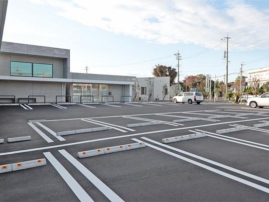 広い駐車場の外観  